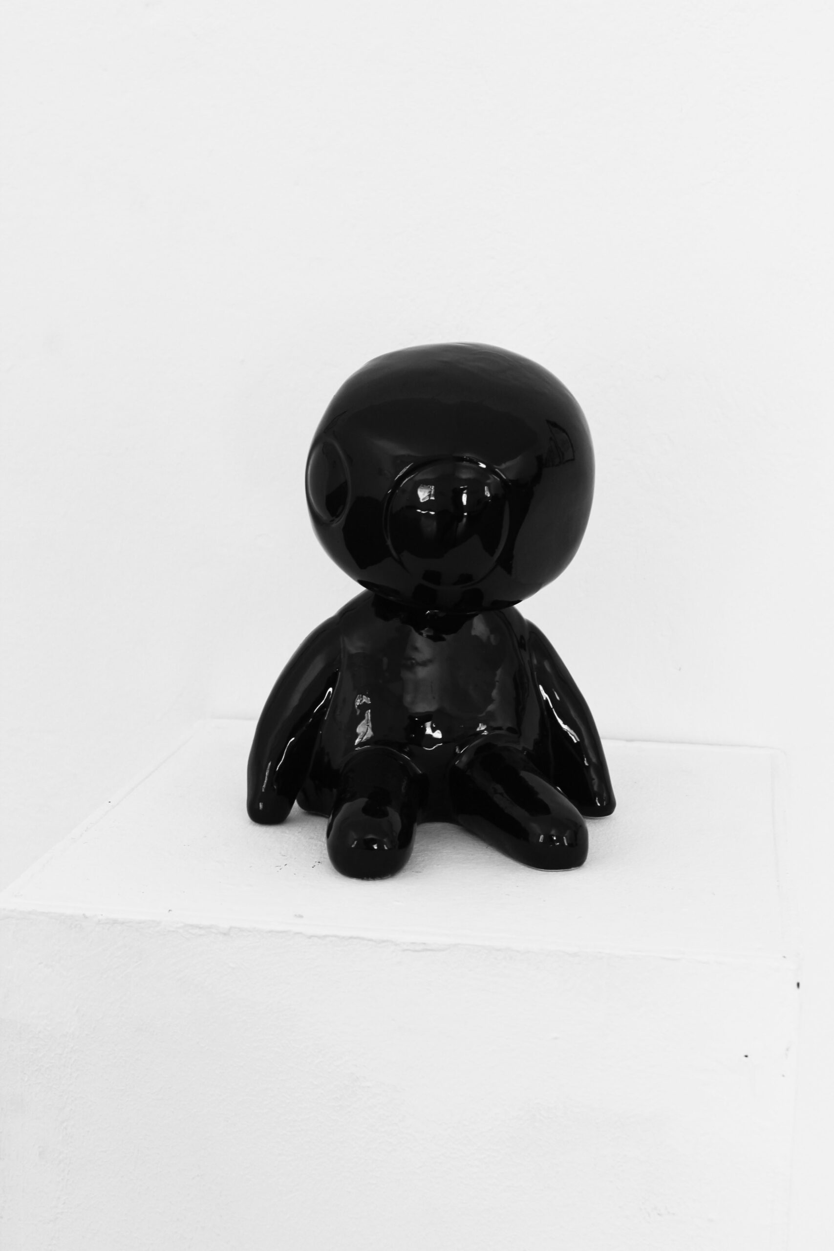 Ceramica maiolica e smalto nero - 32 x 23 x 21 cm